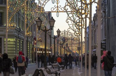 Moskova, Rusya - 10 Ocak 2015. Merkezinde, eski Nikolskaya yayalara toplu yürüyüşler Muscovites ve turist yer