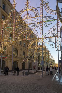 Moskova, Rusya - 10 Ocak 2015. Merkezinde, eski Nikolskaya yayalara toplu yürüyüşler Muscovites ve turist yer