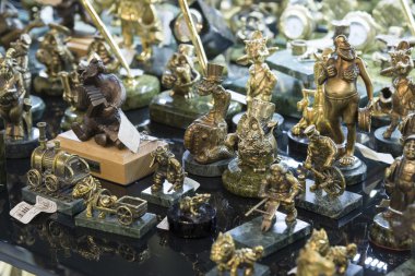 Moskova, Rusya - 10 Ocak 2015 Hatıra Eşyası Hediyelik Dükkanı bronz ve doğal taştan yapılmış