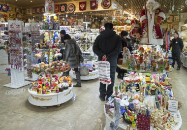 Moskova, Rusya - 10 Ocak 2015. Hediyelik eşya dükkanı orta çocuk mağazasında alışveriş merkezinde iç