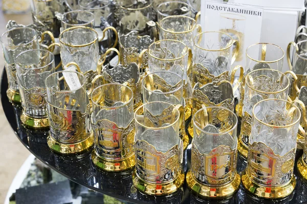 Moscú, Rusia - 10 de enero de 2015 Vasos de vidrio en portavasos de metal en tienda de regalos —  Fotos de Stock