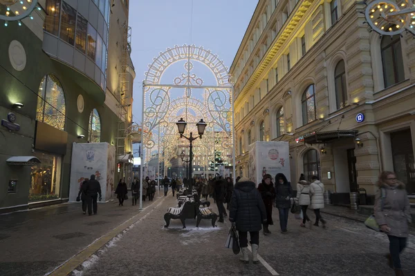 Moscú, Rusia - 10 de enero de 2015. Viejo peatonal Nikolskaya calle en el centro, lugar de paseos masivos Moscovitas y turistas — Foto de Stock