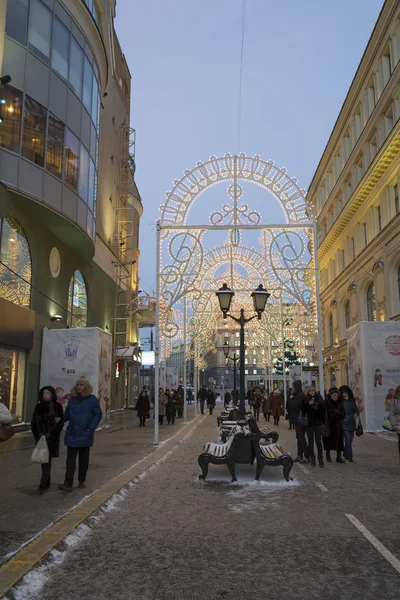 Moscou, Russie - 10 janvier 2015. Vieille rue piétonne Nikolskaïa dans le centre, lieu de promenades de masse Muscovites et touristes — Photo