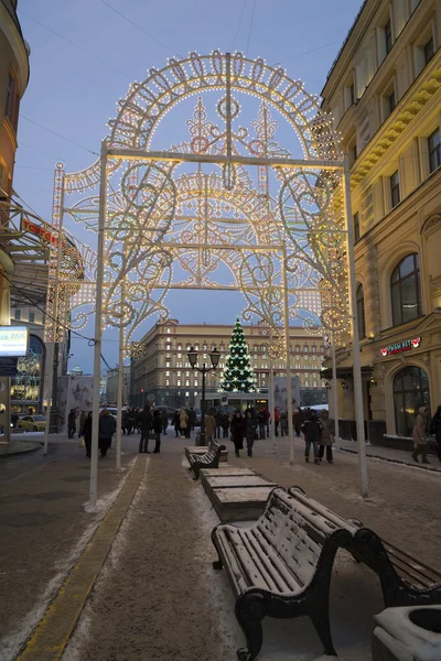 Moskva, Rusko - 10 ledna 2015. Starý pěší Nikolskaya street v centru, místo hromadného procházky Moskvanů a turisty — Stock fotografie