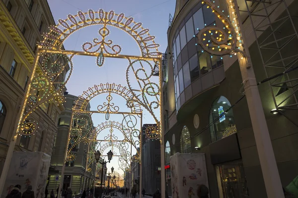 Moscú, Rusia - 10 de enero de 2015. Viejo peatonal Nikolskaya calle en el centro, lugar de paseos masivos Moscovitas y turistas — Foto de Stock