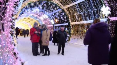 Moskova, Rusya - 17 Ocak 2015. Uzun bir parlak Noel tünel Tverskoy Bulvarı'nda 150 metredir