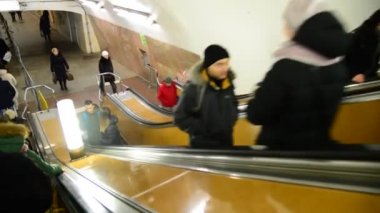 Moskova, Rusya - 17 Ocak 2015. İnsanlar metroda yürüyen biniyor
