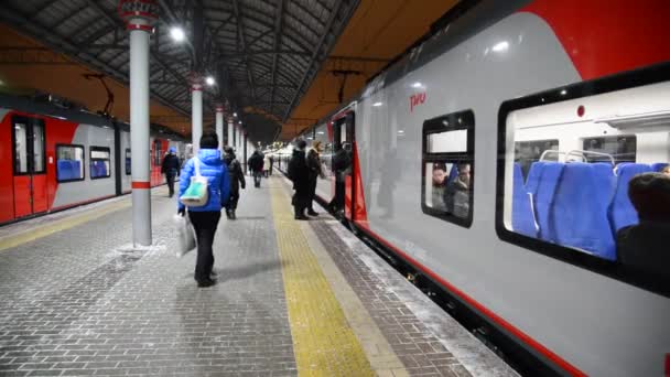 Moscow, Rusland - 17 januari 2015. Landing op hogesnelheidstrein Lastochka Leningradsky Railway Station — Stockvideo