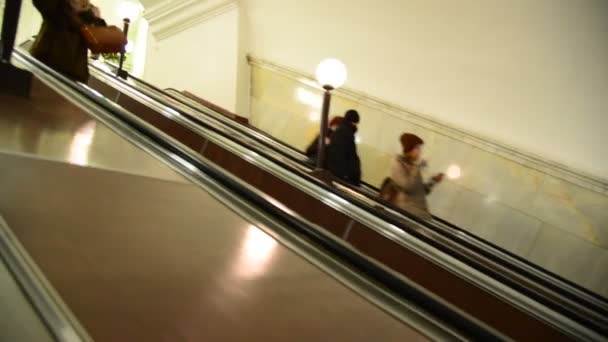 Moscú, Rusia - 17 de enero de 2015. La gente está montando en escaleras mecánicas en el metro en la estación Komsomolskaya — Vídeos de Stock