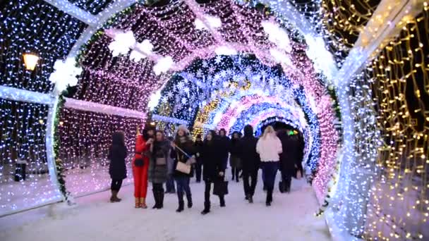 Moscow, Rusland - 17 januari 2015. Een gloeiende Kerstmis tunnel lange ligt op 150 meter op Tverskoy Boulevard — Stockvideo