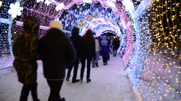 Moskva, Rusko - 17 ledna 2015. Zářící vánoční tunel dlouhý je 150 metrů na Tverské třídě — Stock video