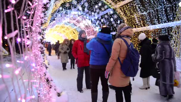 Moscú, Rusia - 17 de enero de 2015. Un brillante túnel de Navidad de largo está a 150 metros en Tverskoy Boulevard — Vídeos de Stock