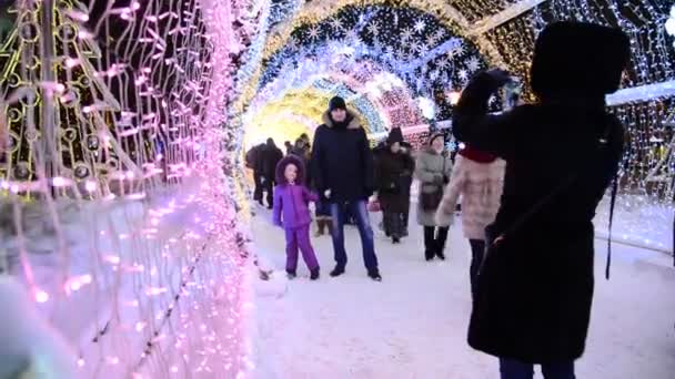 Moscú, Rusia - 17 de enero de 2015. Un brillante túnel de Navidad de largo está a 150 metros en Tverskoy Boulevard — Vídeos de Stock