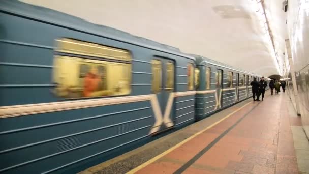 Moscow, Rusland - 17 januari 2015. De trein arriveert bij Lubyanka metro station — Stockvideo