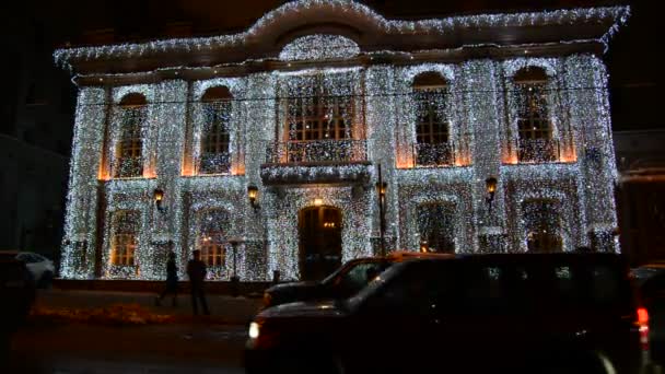 Moscú, Rusia - 17 de enero de 2015. Iluminaciones de Navidad en la casa en Tverskoy Boulevard — Vídeos de Stock
