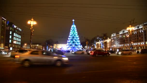 Moscow, Russia - January 17, 2015. View of Tverskaya Street with Christmas spruce at night — Stock Video