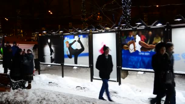 Moscou, Rússia - 17 de janeiro de 2015. Foto Projeto em Tverskoy Boulevard à noite — Vídeo de Stock