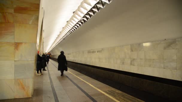 Moscow, Rusland - 17 januari 2015. Passagiers wachten op trein Kuznetsky Most metro stadium. — Stockvideo