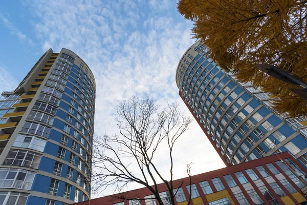 Edifício moderno de apartamentos altos — Fotografia de Stock