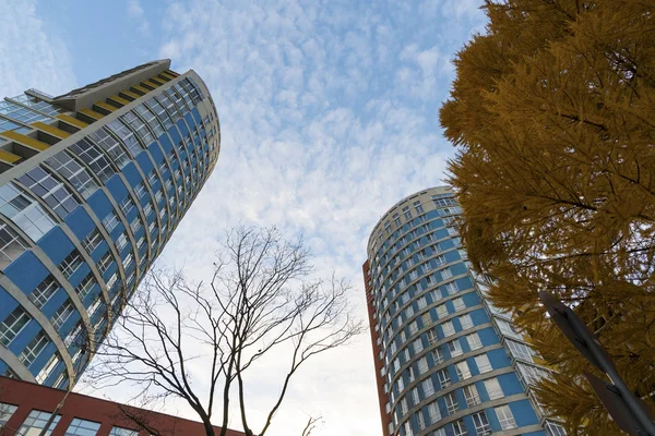 Modern high-rise apartment building — Stock Photo, Image