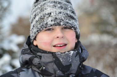 Kışın donmuş çocuk portresi