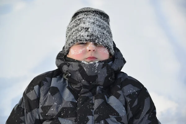 Портрет замороженного мальчика зимой — стоковое фото