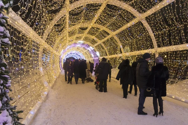 Moscou, Russie - 17 janvier 2015. Un tunnel de Noël lumineux est long de 150 mètres sur le boulevard Tverskoy — Photo