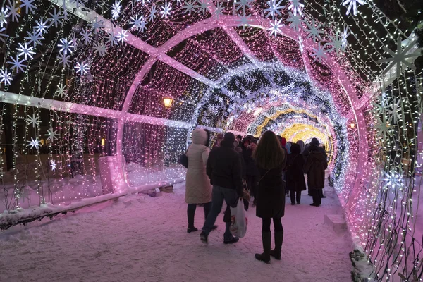 Moscou, Russie - 17 janvier 2015. Un tunnel de Noël lumineux est long de 150 mètres sur le boulevard Tverskoy — Photo