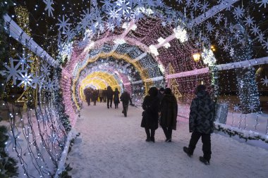 Moskova, Rusya - 17 Ocak 2015. Uzun bir parlak Noel tünel Tverskoy Bulvarı'nda 150 metredir