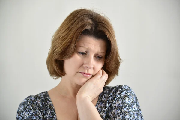 Porträt eines erwachsenen traurigen Weibchens auf hellem Hintergrund — Stockfoto