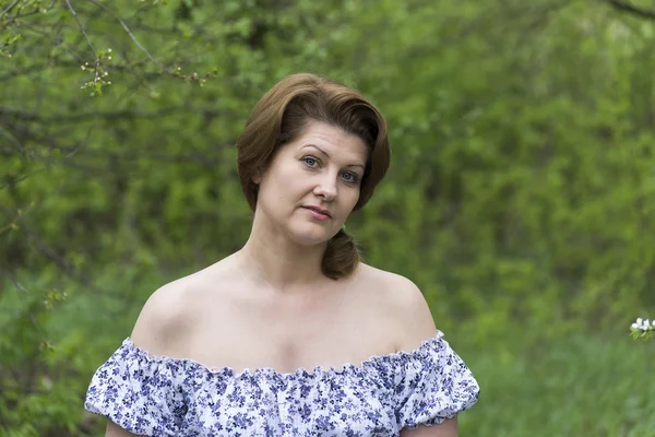 Портрет элегантной женщины в платье с голыми плечами — стоковое фото