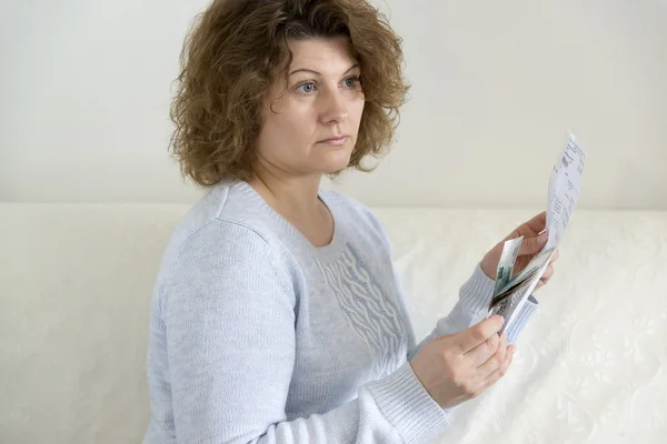 Mujer adulta con recibos y dinero ruso —  Fotos de Stock