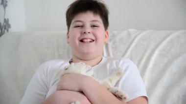 Genç çocuk yavru kedi ile oynamaya 4 ay