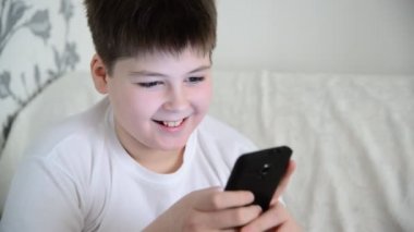 Çocuk smartphone üzerinde çalış ve gülüyor