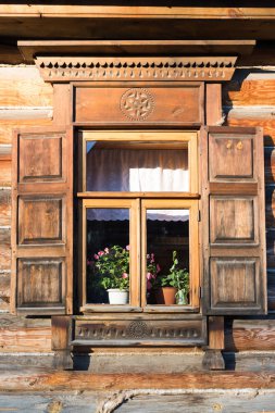 Suzdal, Rusya - 06 Kasım 2015 Müzesi ahşap mimarisinin güzel pencere