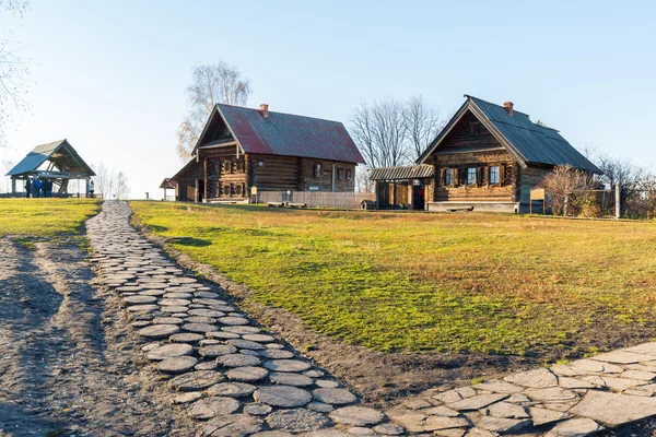 Suzdal, Federacja Rosyjska - 06 listopada 2015. Muzeum architektury drewnianej w turystycznych złoty pierścień — Zdjęcie stockowe