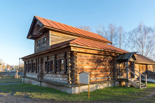Suzdal, Ryssland - 06 November, 2015. Hus med mezzanin Museum träarkitektur — Stockfoto