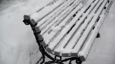 Parkta kar kaplı bank