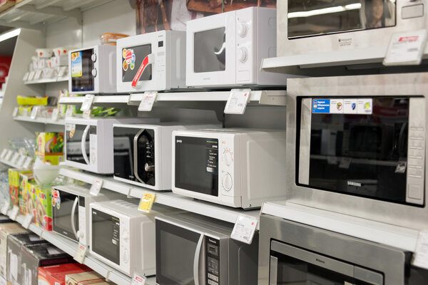 Москва, Россия - 02 февраля. 2016. микроволновая печь в Эльдорадо, крупные сетевые магазины, продающие электронику
