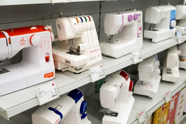 Moscow, Russia - February 02. 2016. Sewing machines in Eldorado, large chain stores selling electronics — Stock Photo, Image