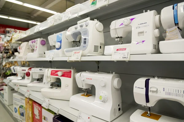 Moscow, Russia - February 02. 2016. Sewing machines in Eldorado, large chain stores selling electronics — Stock Photo, Image