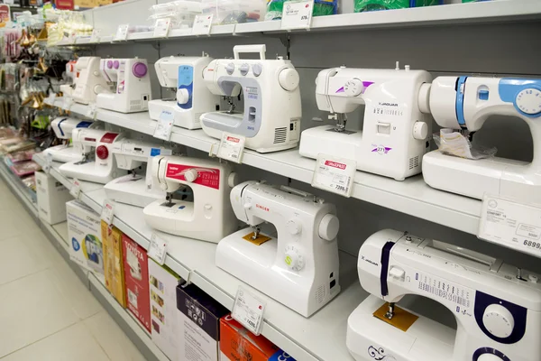 Moscow, Russia - February 02. 2016. Sewing machines in Eldorado, large chain stores selling electronics — Stock Photo, Image