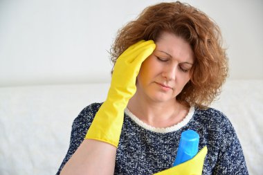kadın ev temizlik sonra baş ağrısı ile