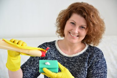 Kadın temizlik aracı sünger dökülen