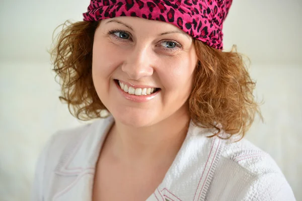 Porträtt av kvinna med scarf på huvudet som en zigenare — Stockfoto