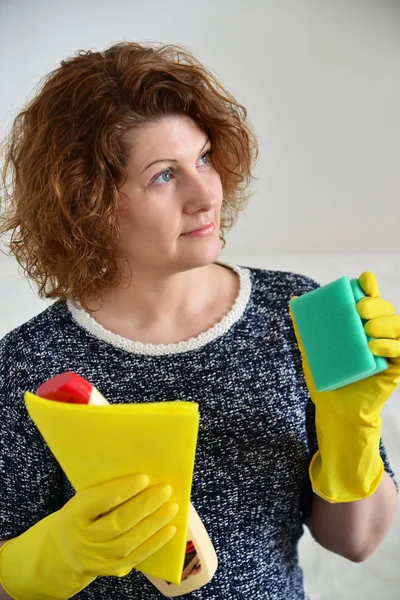 Woman thinks about the upcoming cleaning in  house — Stock Photo, Image