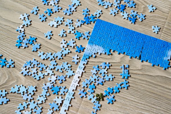 Imagen recogida de puzzles se encuentra n piso —  Fotos de Stock