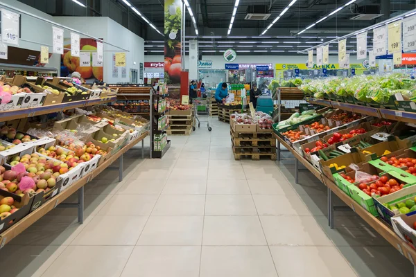 Moscou, Rússia - 02 de fevereiro de 2015. O interior da grande loja de produtos de rede Perekrestok — Fotografia de Stock