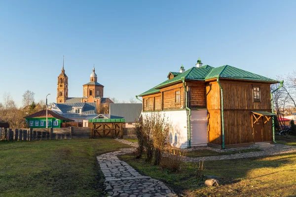 Suzdal, Federacja Rosyjska - 06 listopada 2015. Muzeum architektury drewnianej w turystycznych złoty pierścień — Zdjęcie stockowe