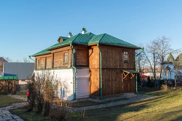 Суздаль, Російська Федерація - 06 листопада 2015 року. Музей дерев'яної архітектури в золоті туристичних кільце — стокове фото